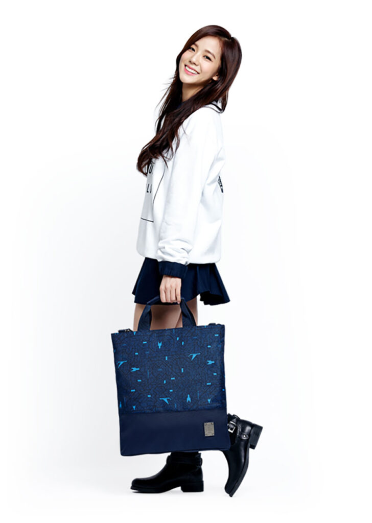JISOO x Samsonite RED FW15 BLACKPINK CAFÉ