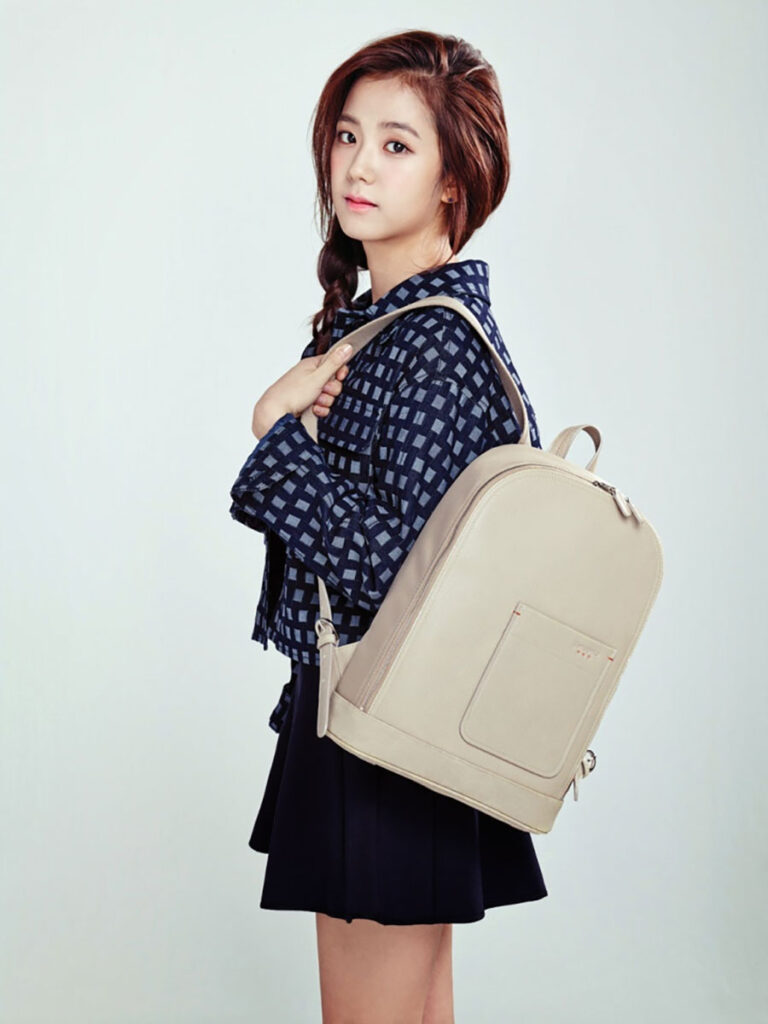 JISOO x Samsonite RED SS15 BLACKPINK CAFÉ