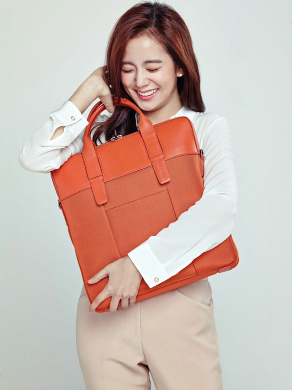 JISOO x Samsonite RED SS15 BLACKPINK CAFÉ
