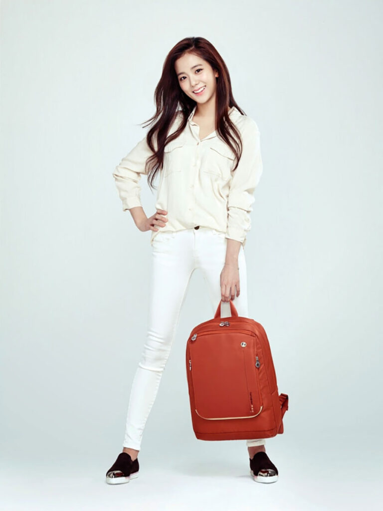 JISOO x Samsonite RED SS15 BLACKPINK CAFÉ
