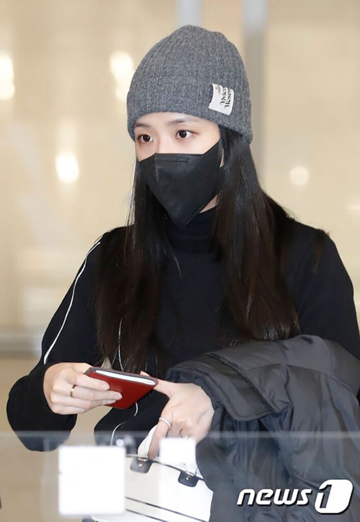 JISOO at the Incheon International Airport – BLACKPINK CAFÉ