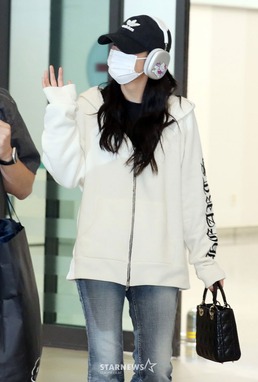 ELLE Indonesia Magazine on X: Spotted! Wearing the newest 30 Montaigne  Avenue bag collection by @Dior, @BLACKPINK's #JISOO was seen at the Incheon  airport to catch a flight to attend the #DiorAW23
