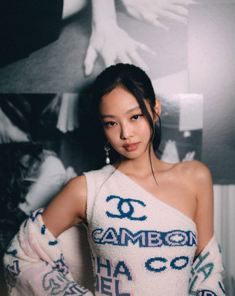 JENNIE at the Chanel SS23 Paris Fashion Week BLACKPINK CAFÉ