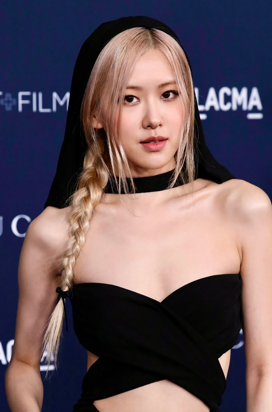 Blackpink's Rosé Attends the LACMA Gala Wearing a Saint Laurent Hooded  Dress - ELLE SINGAPORE