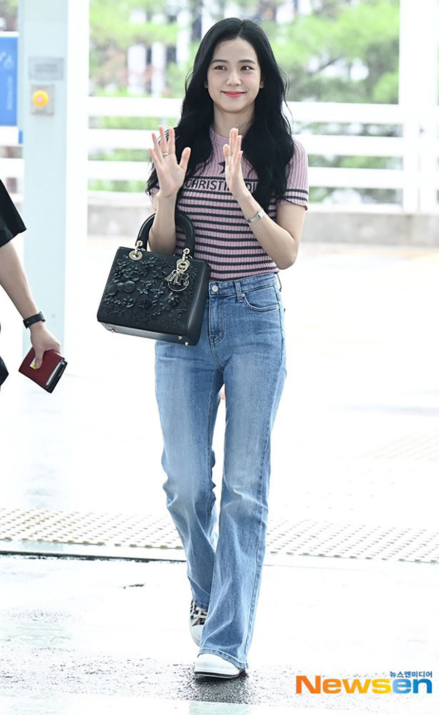 JISOO at the Incheon International Airport – BLACKPINK CAFÉ