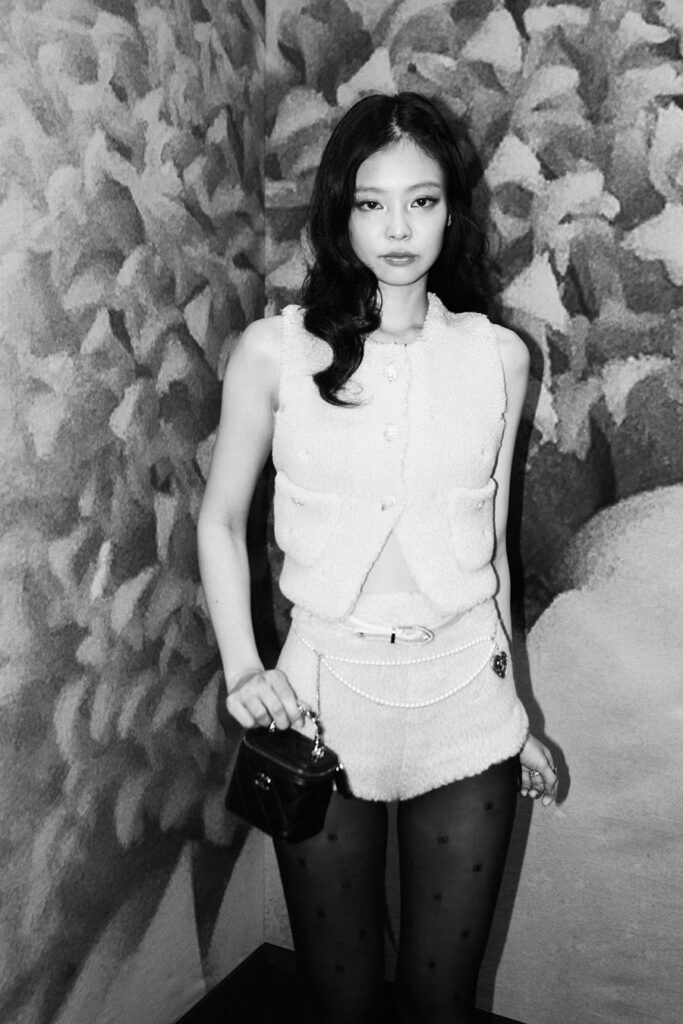 JENNIE at the Chanel “Spring-Summer 2024 Ready-to-Wear” Show in Paris ...