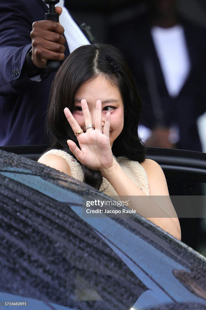 JENNIE at the Chanel “Spring-Summer 2024 Ready-to-Wear” Show in Paris ...