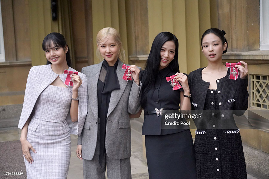 Blackpink Are Awarded Honorary Mbes By King Charles Iii At The Buckingham Palace Blackpink CafÉ 4686