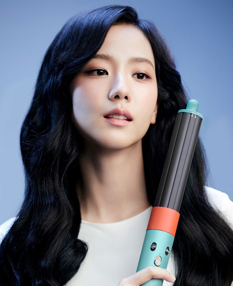 JISOO x Dyson “Dyson Airwrap™” BLACKPINK CAFÉ